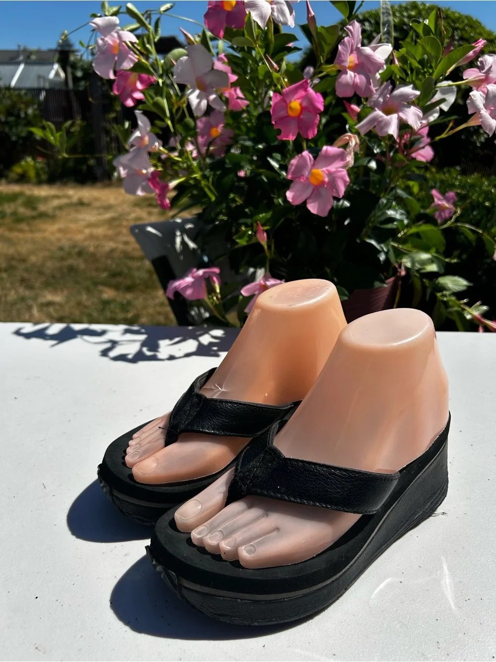 Volatile Women’s Black Platform Thong Sandals  Size 6.5